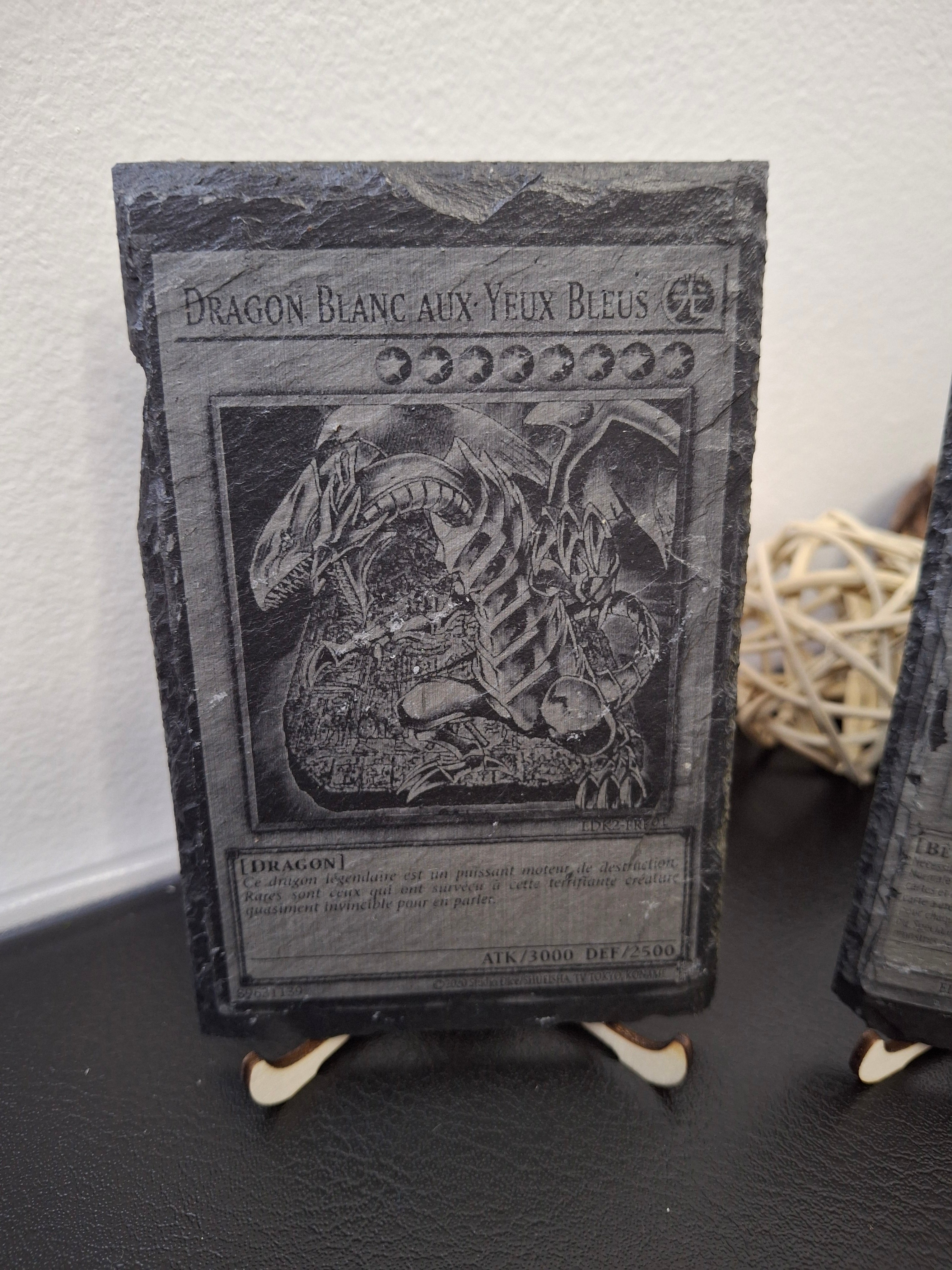 Cartes Yu-Gi-Oh gravées sur ardoise