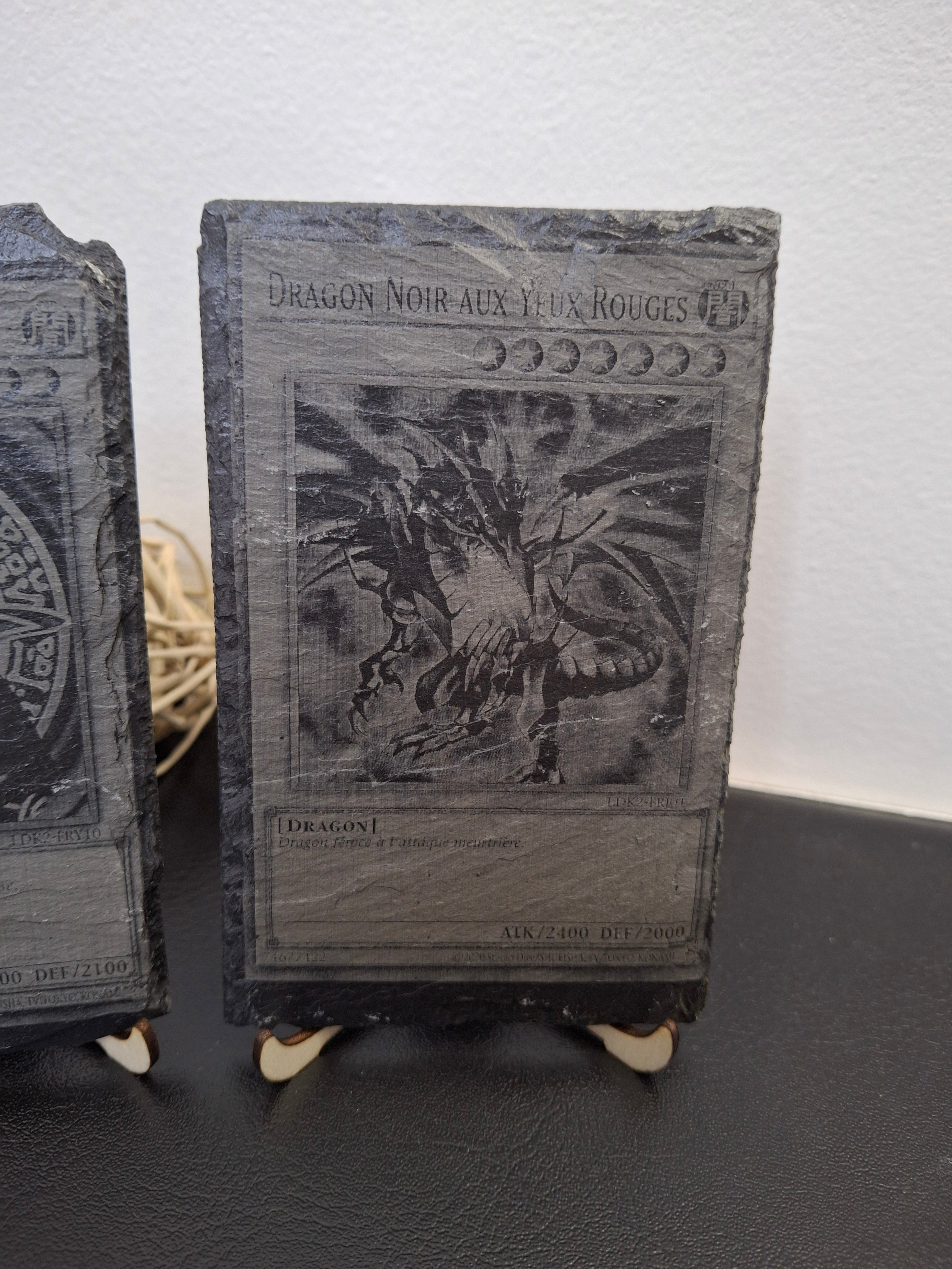 Cartes Yu-Gi-Oh gravées sur ardoise