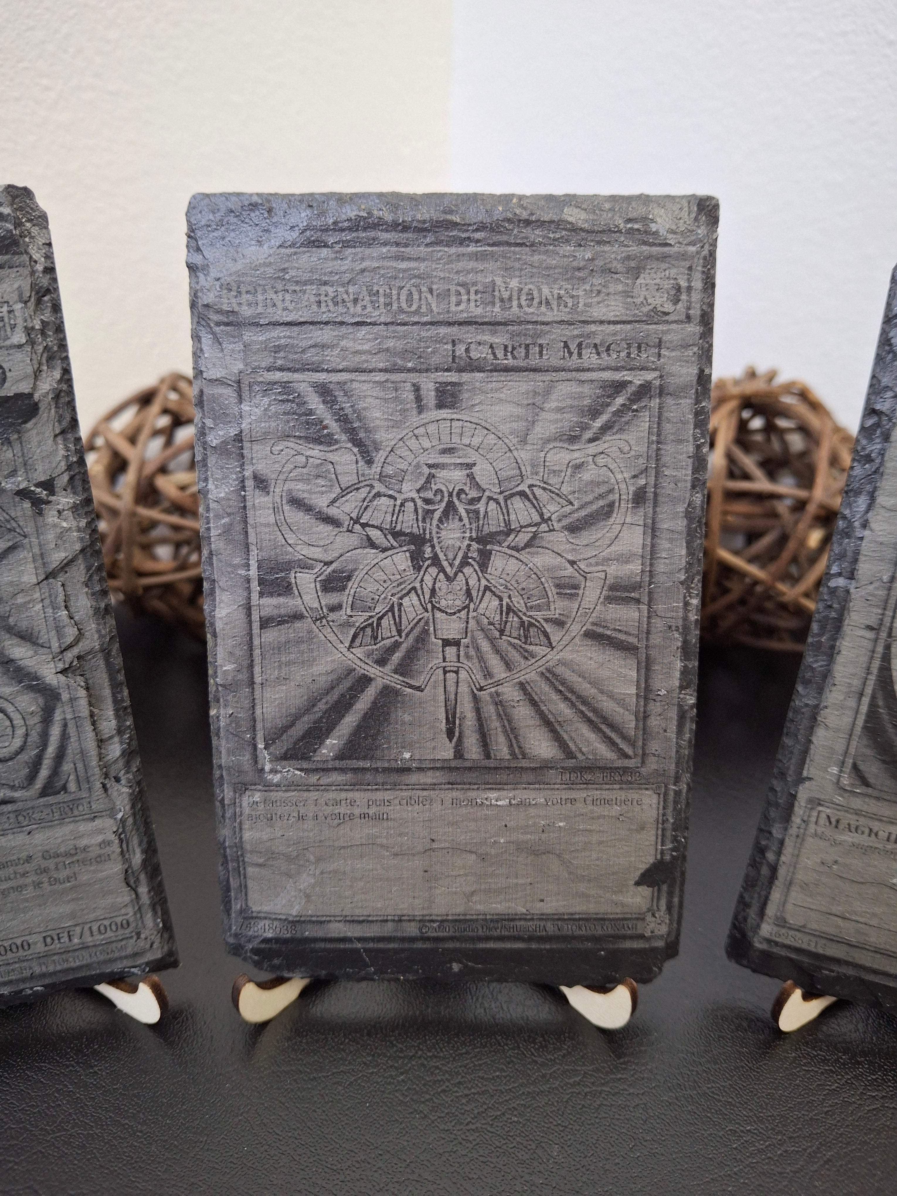 Cartes Yu-Gi-Oh gravées sur ardoise