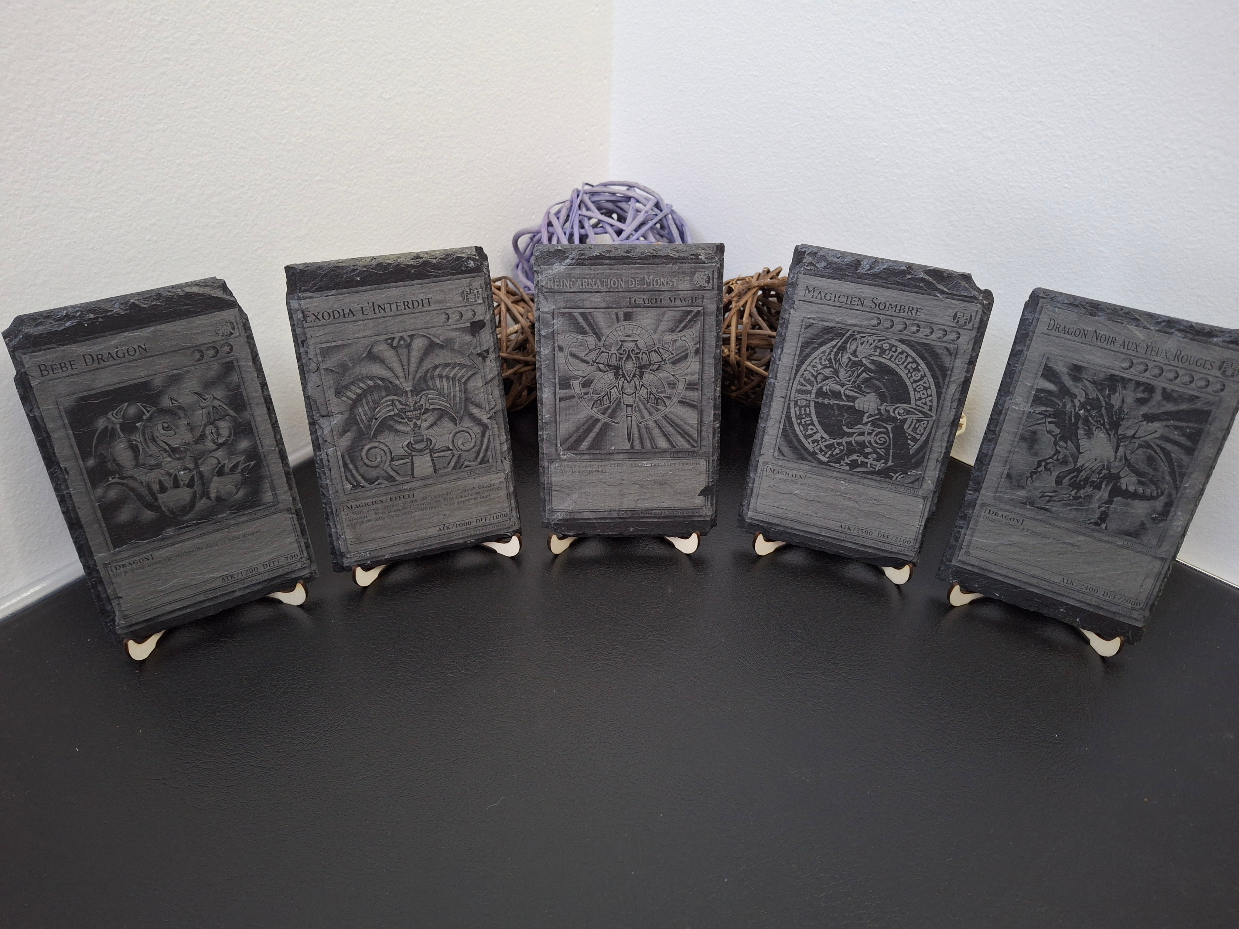 Cartes Yu-Gi-Oh gravées sur ardoise